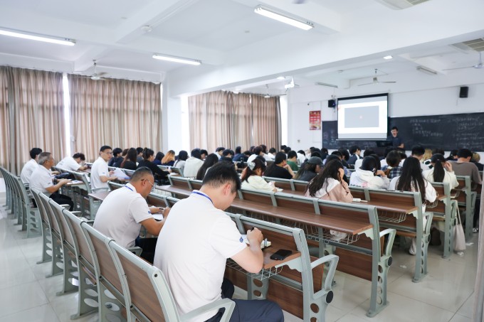 聚焦课堂教学主阵地,校领导深入课堂指导教学工作